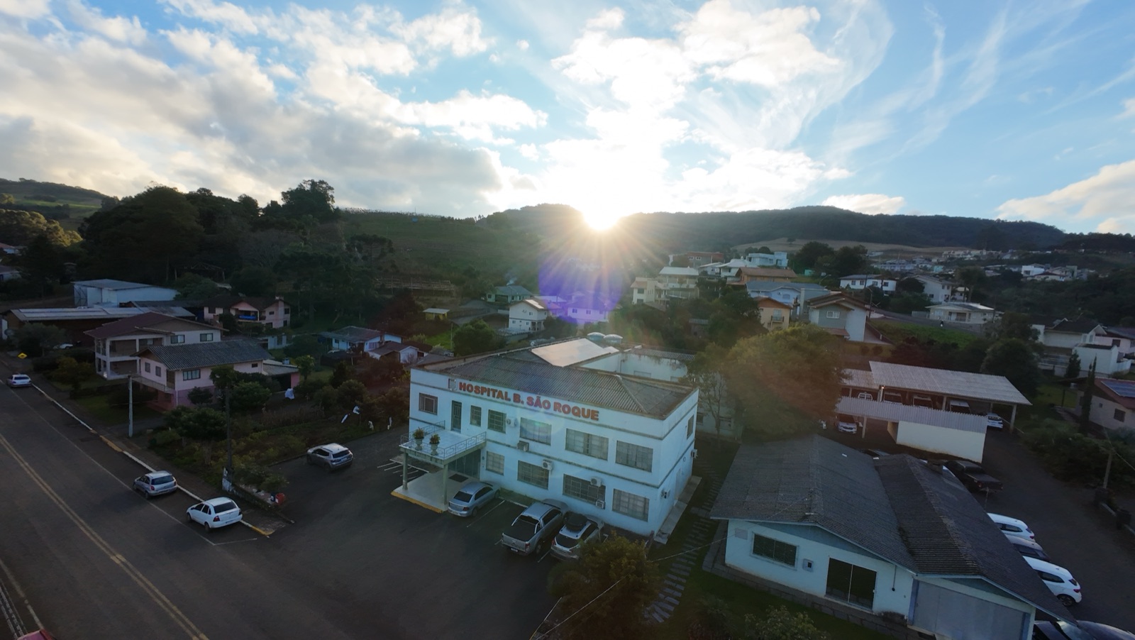 Hospital São Roque e a comunidade ao redor, em vista aérea