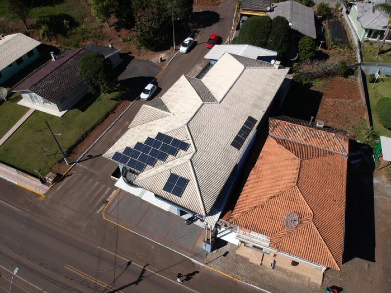 Usina solar no telhado da Eletromecânica Ivonei vista de drone