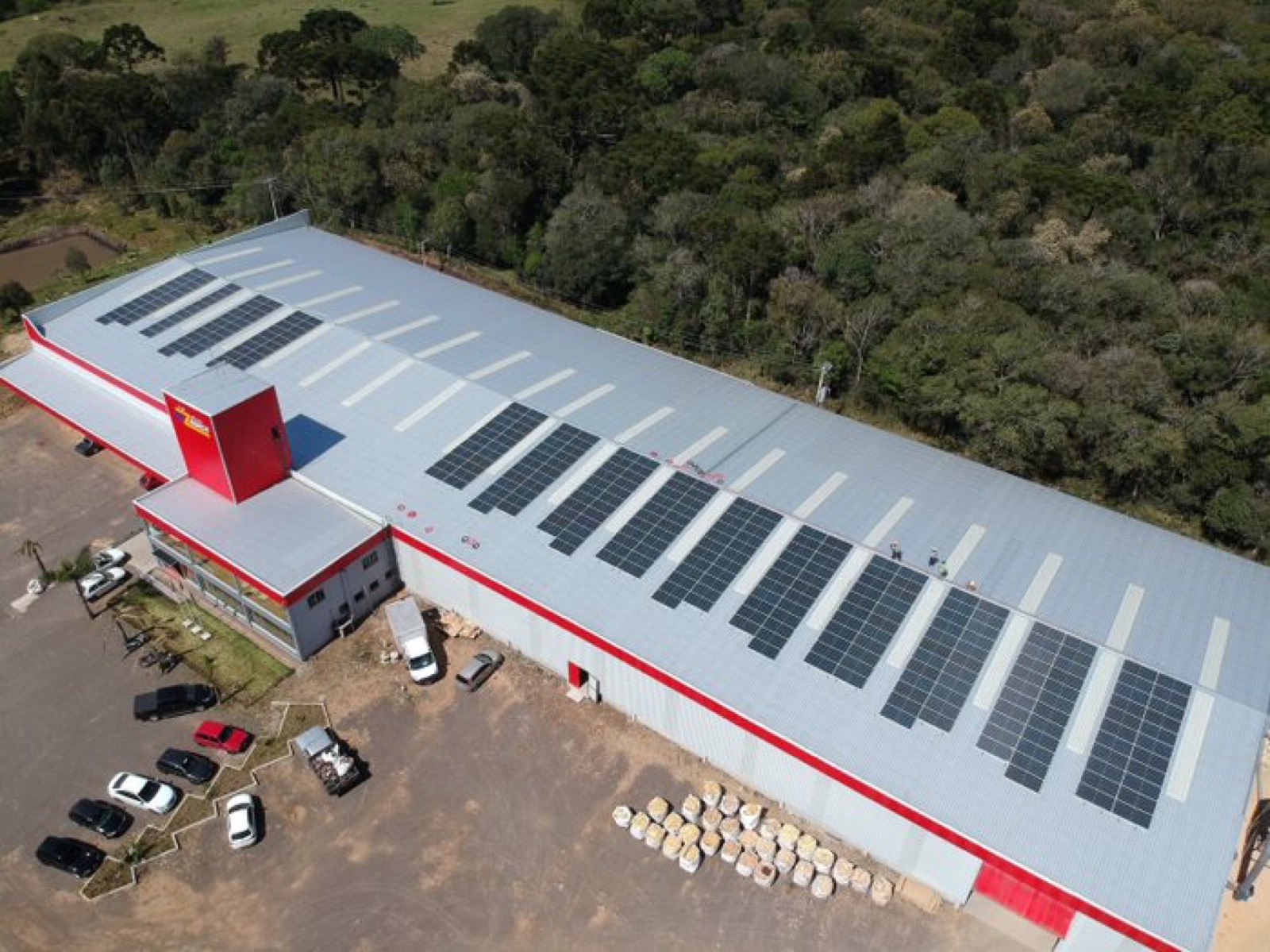 Usina solar no telhado da Móveis Zamarchi vista de drone